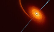 Dieses Bild zeigt eine helle Spirale vor dem dunklen Hintergrund des Weltraums, die an den äußeren Rändern ein tiefes Orange aufweist und zur Mitte hin viel heller wird und sich der gelben oder sogar weißen Farbe annähert. Im Zentrum befindet sich ein schwarzes Loch, aus dem weiß-blaue Ströme herausschießen. Diese Jets treten an beiden Polen des schwarzen Lochs aus und verlaufen senkrecht zur Spiralscheibe.