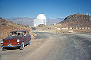 Eine Fahrt durch die Zeit - wie sich Teleskope und Autos auf La Silla verändert haben (historische Aufnahme)