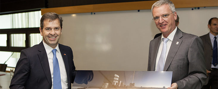 Chilean Minister for Economy, Mr. Félix de Vicente, during his visit to ESO Garching