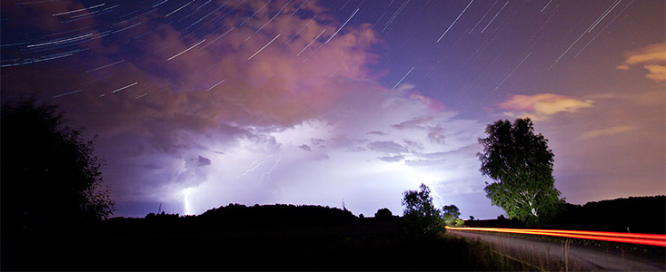 A constelação de Cassiopeia por cima de uma tempestade
