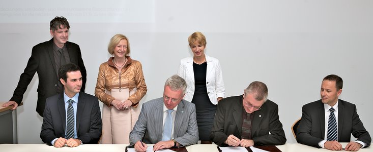 Unterzeichnung des Vertrags für 4MOSt