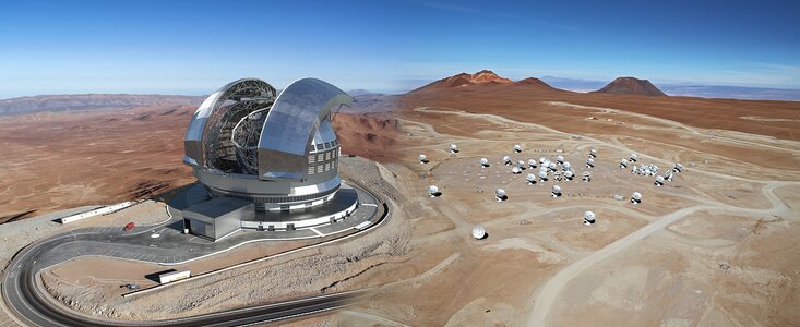 Impresión artística del Extremely Large Telescope de ESO y las antenas del Observatorio ALMA.