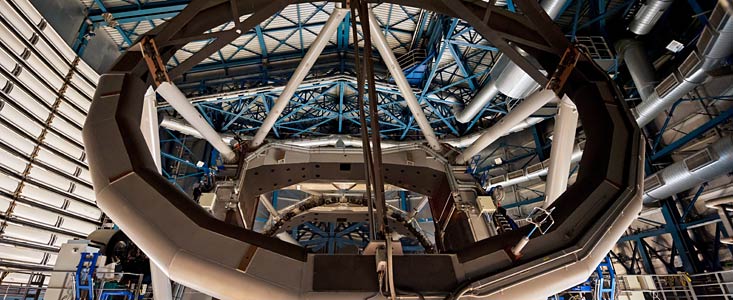 Standbild aus dem IMAX® 3D-Film „Verborgenes Universum” das das Innere einer Kuppel des Very Large Telescope zeigt