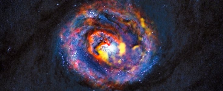 ALMA:n ja Hubblen kuvista yhdistetty kuva galaksista NGC 1433