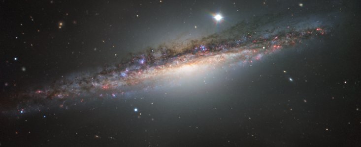 A galáxia vista de perfil NGC 1055