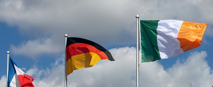 Vyvěšení irské vlajky v ředitelství ESO
