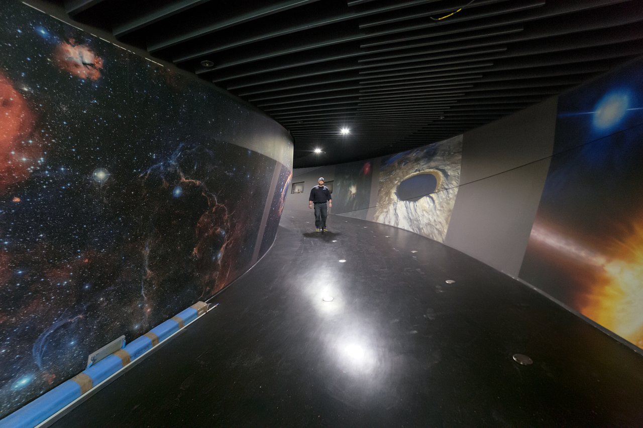 A walk inside the ESO Supernova