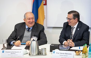 Armenischer Präsident besucht ESO-Hauptsitz