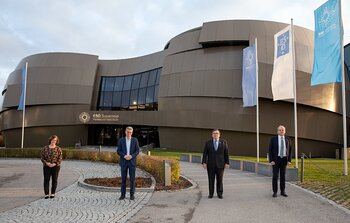 Bayerischer Minister für Wissenschaft und Kunst besucht ESO-Hauptsitz.