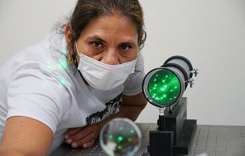 ONU Femmes et l’ESO commencent un programme de formation visant à permettre à des femmes Chilienne de savoir réaliser le revêtement des miroirs astronomiques