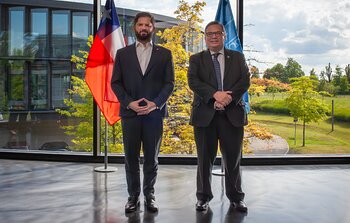 El presidente de Chile visita la sede central de ESO