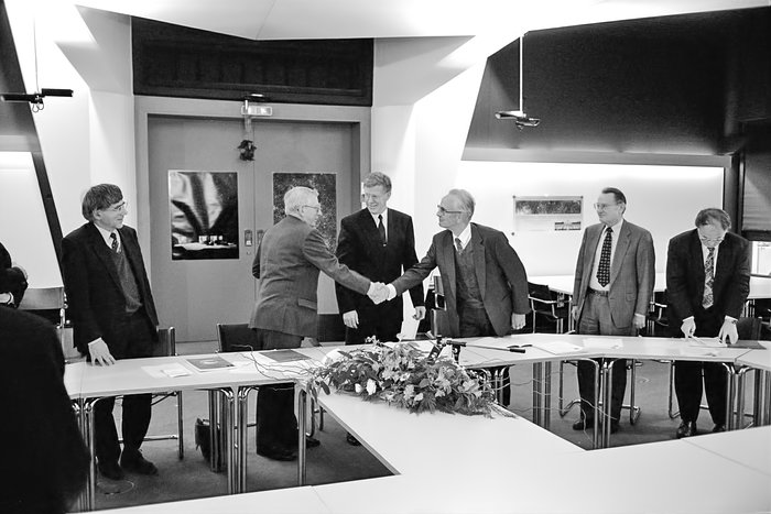 Contract signing between AMOS and ESO