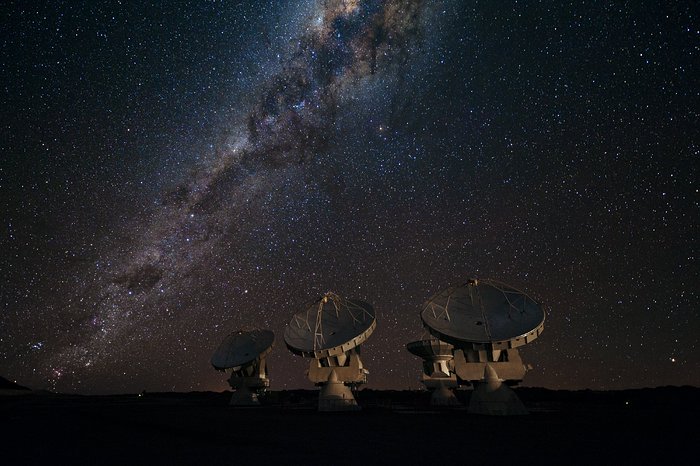 Fire ALMA-antenner på Chajnantor-sletten