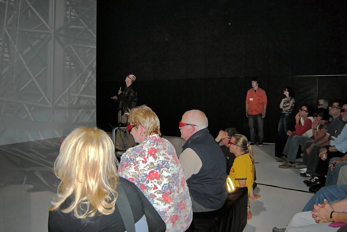 An audience overwhelmed by a 3D E-ELT