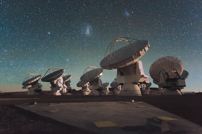 Atacama Large Millimeter/submillimeter Array (ALMA) v noci, pod Magellanovými mračny