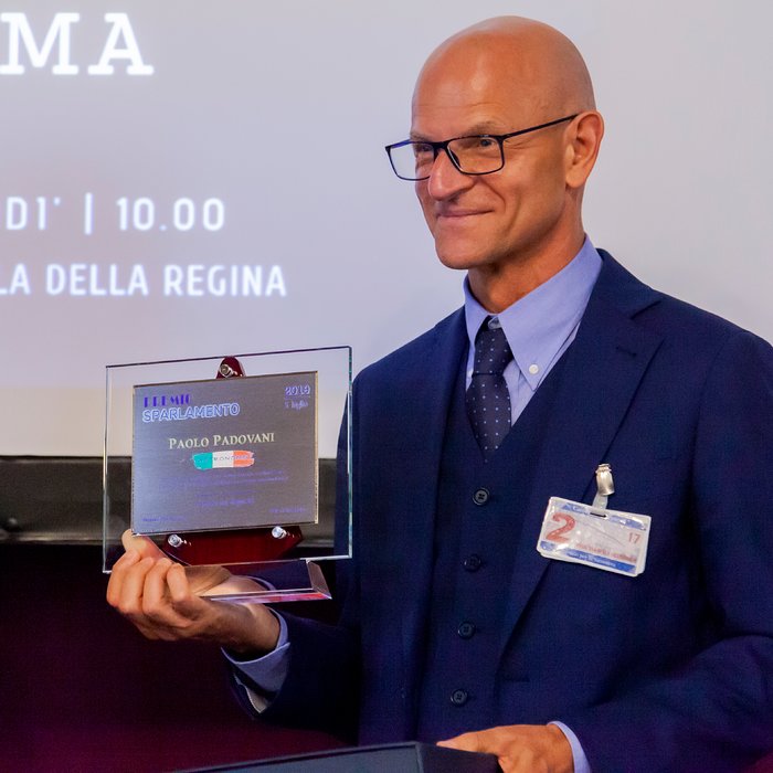 El astrónomo de ESO Paolo Padovani recibe el “Premio Sparlamento en Investigación y Desarrollo 2019