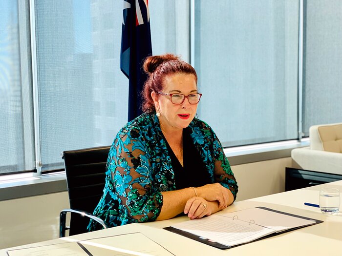 La Ministra Price firmando la enmienda de asociación estratégica entre ESO y Australia