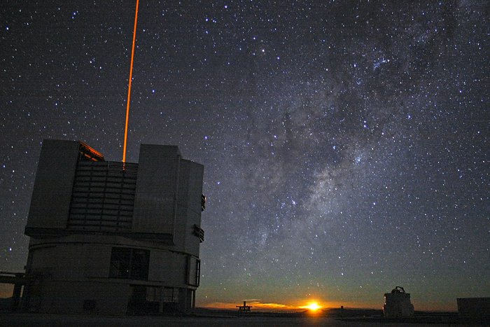 Moon rise at the Very Large Telescope