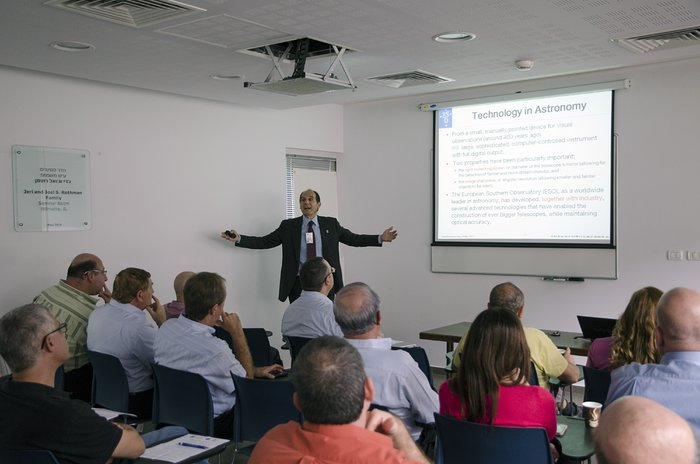 Roberto Tamai presenting technologies at ESO