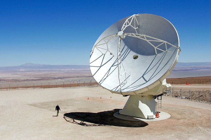 ALMA antenna in the desert