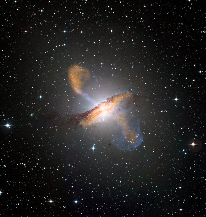 APEX detecta flujos desde agujero negro en Centaurus A
