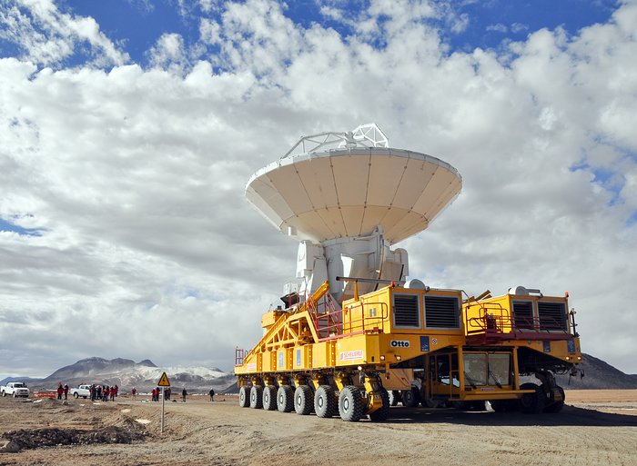 Una antena ALMA por primera vez en camino al Llano de Chajnantor