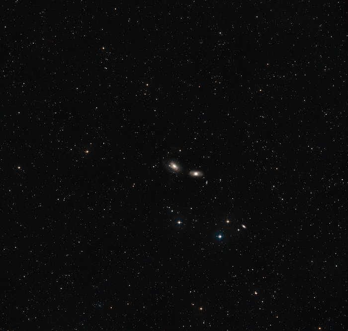 Visión de campo amplio del cielo alrededor de NGC 3169 y NGC 3166