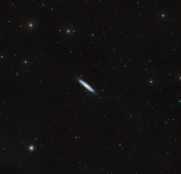 Visión de campo amplio del cielo alrededor de NGC 253