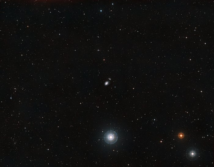 Vidvinkelbild av himlen omkring spiralgalaxen NGC 1187