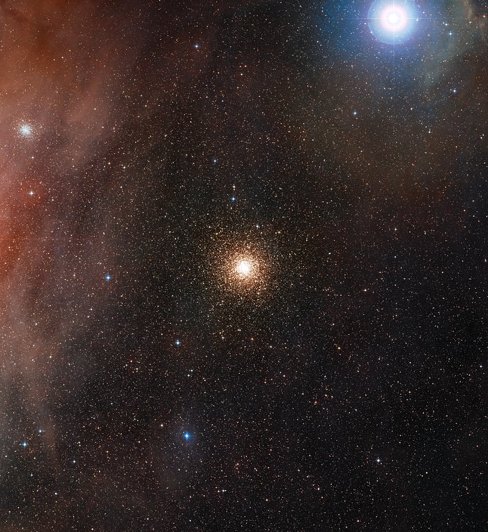 Laajan näkökentän näkymä taivaaseen pallomaisen tähtijoukon Messier 4 ympärillä