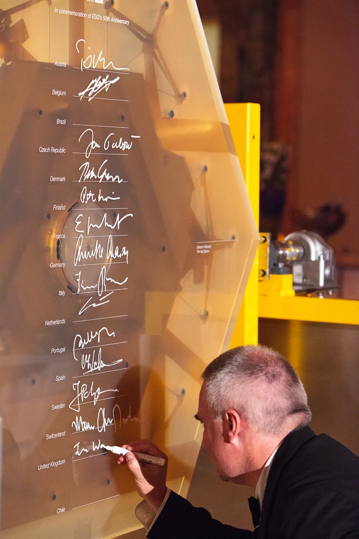 Signaturer på et prototype-spejlsegment til E-ELT, for at markere ESOs 50 års jubilæum