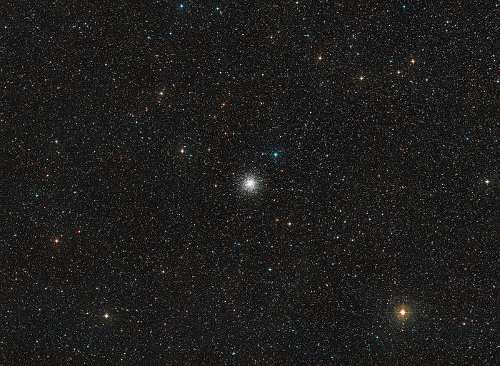 Laajan näkökentän näkymä taivaaseen pallomaisen tähtijoukon NGC 6362 ympärillä