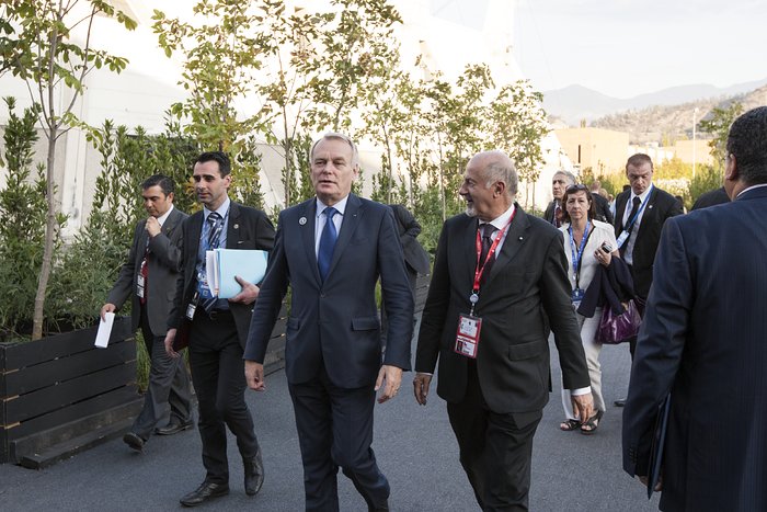Francouzský ministerský předseda Jean-Marc Ayrault a zástupce ESO v Chile Massimo Tarenghi na summitu CELAC–EU v Santiagu