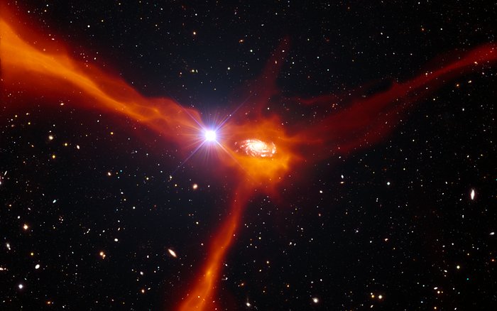 Illustration av en galax som drar till sig material från sin omgivning