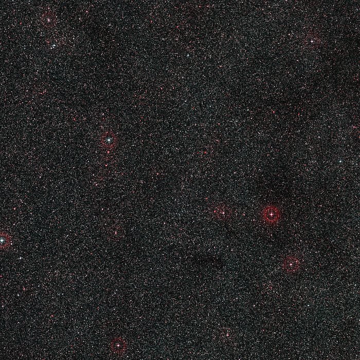 Weitfeldaufnahme der Himmelsregion um die weit entfernte aktive Galaxie PKS 1830-211