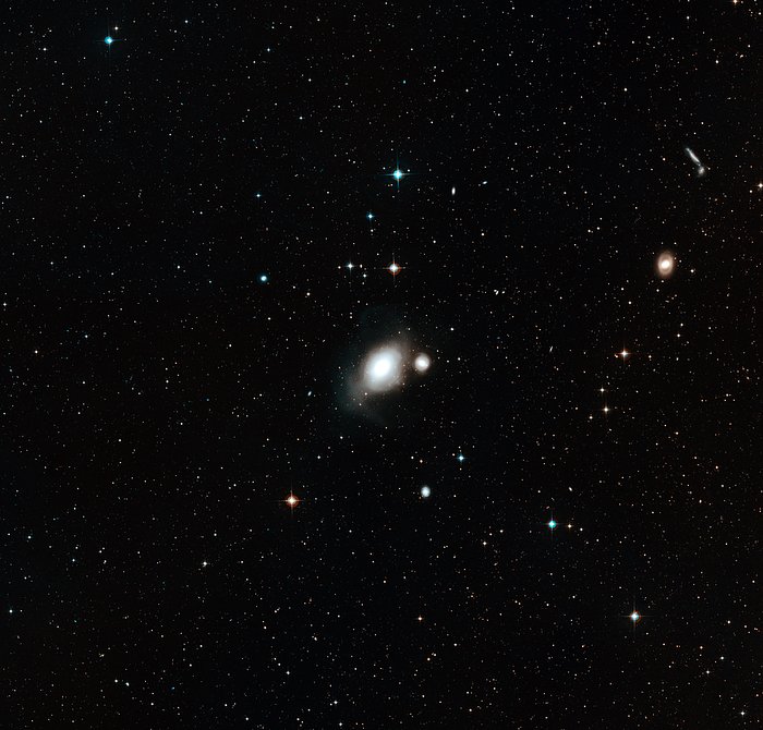 Vidvinkelbild av himlen omkring galaxerna NGC 1316 och 1317