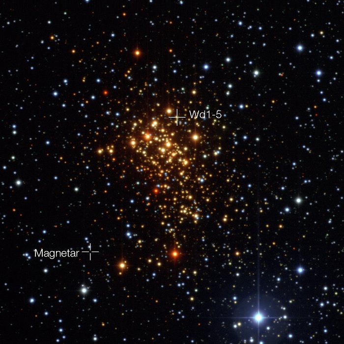 Hvězdokupa Westerlund 1 s vyznačenou polohou magnetaru i možné druhé složky původní dvojhvězdy