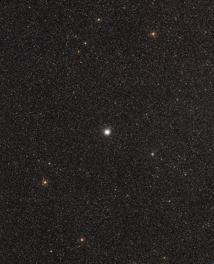 Et stort udsnit af himlen omkring den kugleformede stjernehob Messier 54