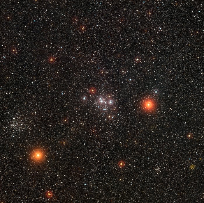 Vidvinkelvy av de lysande stjärnhoparna Messier 47 och Messier 46