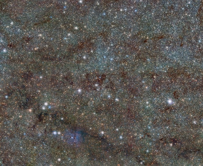 Dalekohled VISTA odhalil proměnné hvězdy skryté za mlhovinou Trifid (širokoúhlý pohled)