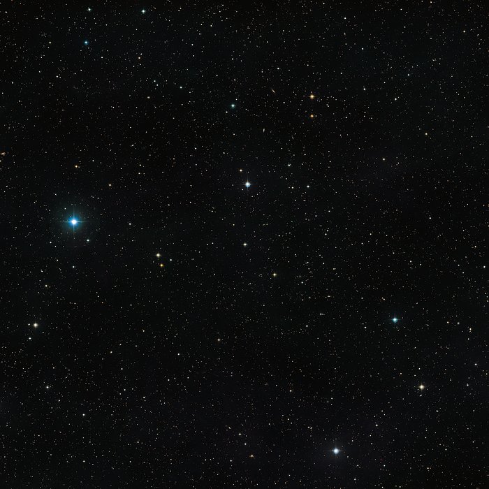 Širokoúhlý pohled na oblohu kolem neobvyklé dvojhvězdy V471 Tauri