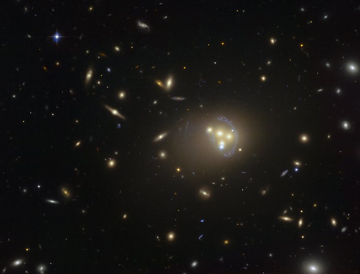 Snímek kupy galaxií Abell 3827 z kosmického dalekohledu HST