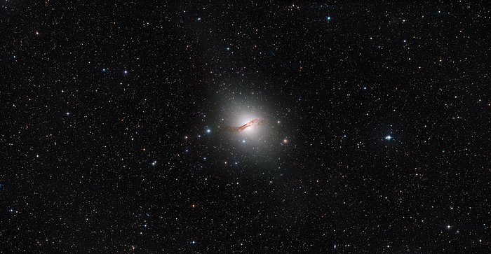 Vidvinkelvy av den gigantiska galaxen Centaurus A