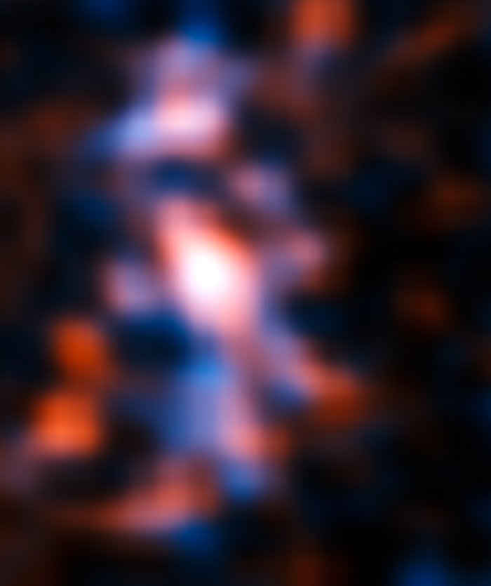 La galaxia de fondo, observada con lente gravitacional