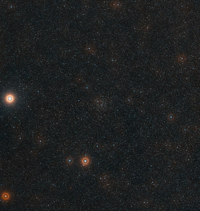 Vue à grand champ du ciel qui entoure le brillant amas d'étoiles IC 4651 