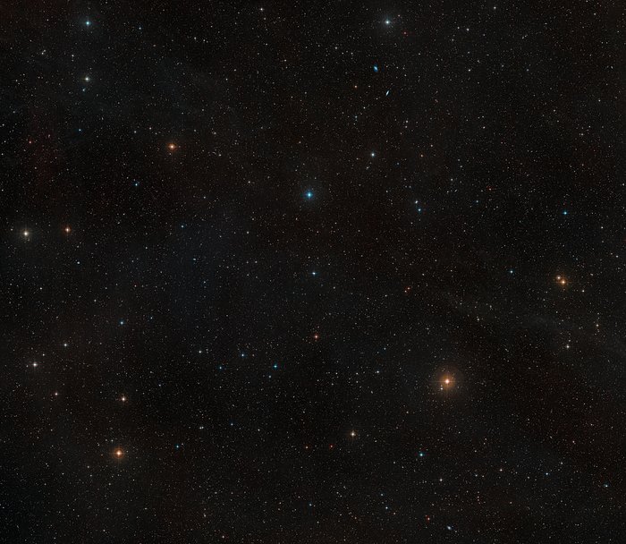 Vidvinkelvy av himlen omkring den närliggande stjärnan AU Microscopii