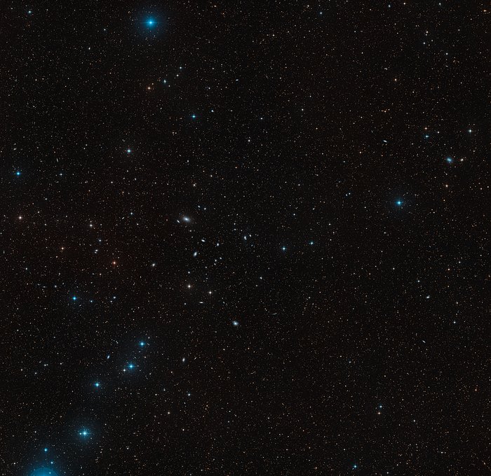 Visión de amplio campo del cielo que rodea a la galaxia en interacción NGC 5291 