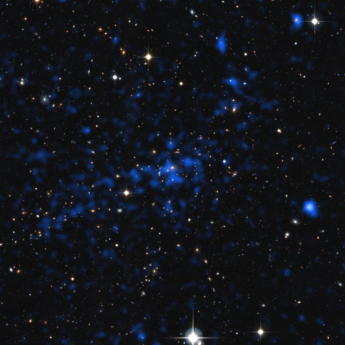 Combinación de vistas con rayos X y luz visible de un cúmulo de galaxias distante