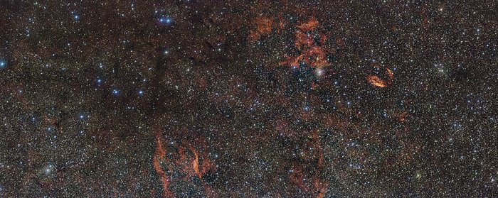 De hemel rond het stervormingsgebied RCW 106 (groothoek)