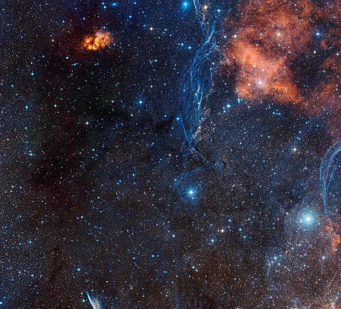 Bohatá oblast oblohy kolem stárnoucí dvojhvězdy IRAS 08544-4431